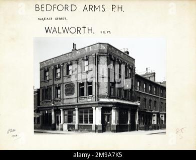 Foto von Bedford Arms, Walworth, London. Die Hauptseite des Aufdrucks (hier abgebildet) zeigt: Ecke auf der Ansicht des Pubs. Auf der Rückseite des Aufdrucks (auf Anfrage erhältlich) ist Folgendes angegeben: Trading Record 1938 . 1961 für die Bedford Arms, Walworth, London SE17 2FS. Seit Juli 2018 . Jetzt abgerissen Stockfoto