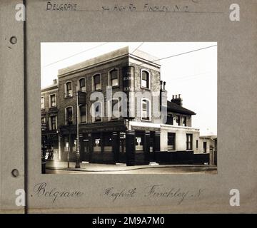 Foto von Belgrave Tavern, Finchley, London. Die Hauptseite des Aufdrucks (hier abgebildet) zeigt: Ecke auf der Ansicht des Pubs. Auf der Rückseite des Aufdrucks (auf Anfrage erhältlich) steht: Nichts für die Belgrave Tavern, Finchley, London N12 9QG. Seit Juli 2018 . Früher La zeez;Autumn House;Belgrave;O'Neills;Pages Bar;Drummonds und jetzt Resham Restaurant . Besitzer Finchley High Road Securities, aber seit August 2017 ist er im Geschäft Stockfoto