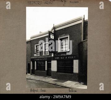 Foto von Bedford Arms, Fulham, London. Die Hauptseite des Aufdrucks (hier abgebildet) zeigt: Die rechte Seite des Pubs. Auf der Rückseite des Aufdrucks (auf Anfrage erhältlich) finden Sie Details: Nichts für die Bedford Arms, Fulham, London SW10 9UJ. Seit Juli 2018 . Jetzt der Fuchs und Fasan. Dieser Pub wurde im März 2017to von Sänger.Songwriter James Blunt gekauft, um ihn vor einer möglichen Neuentwicklung zu bewahren. Stockfoto