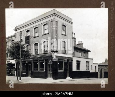 Foto von Belgrave Tavern, Finchley, London. Die Hauptseite des Aufdrucks (hier abgebildet) zeigt: Ecke auf der Ansicht des Pubs. Auf der Rückseite des Aufdrucks (auf Anfrage erhältlich) steht: Nichts für die Belgrave Tavern, Finchley, London N12 9QG. Seit Juli 2018 . Früher La zeez;Autumn House;Belgrave;O'Neills;Pages Bar;Drummonds und jetzt Resham Restaurant . Besitzer Finchley High Road Securities, aber seit August 2017 ist er im Geschäft Stockfoto