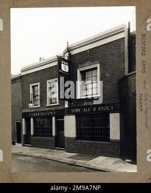 Foto von Bedford Arms, Fulham, London. Die Hauptseite des Aufdrucks (hier abgebildet) zeigt: Die rechte Seite des Pubs. Auf der Rückseite des Aufdrucks (auf Anfrage erhältlich) finden Sie Details: Nichts für die Bedford Arms, Fulham, London SW10 9UJ. Seit Juli 2018 . Jetzt der Fuchs und Fasan. Dieser Pub wurde im März 2017to von Sänger.Songwriter James Blunt gekauft, um ihn vor einer möglichen Neuentwicklung zu bewahren. Stockfoto