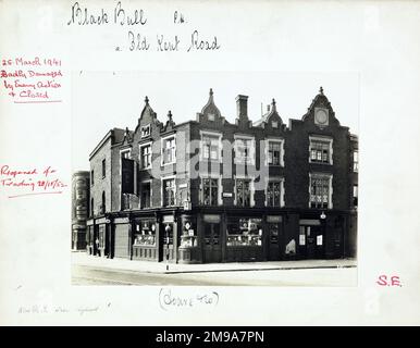 Foto von Black Bull PH, Southwark, London. Die Hauptseite des Aufdrucks (hier abgebildet) zeigt: Ecke auf der Ansicht des Pubs. Auf der Rückseite des Aufdrucks (auf Anfrage erhältlich) ist Folgendes angegeben: Trading Record 1938 . 1961 für den Black Bull, Southwark, London SE1 4NS. Seit Juli 2018 . Abgerissen Stockfoto