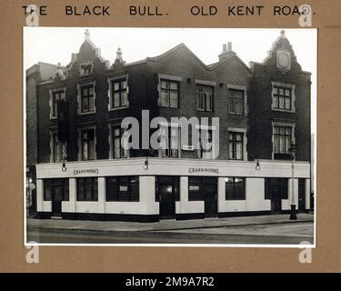 Foto von Black Bull PH, Southwark, London. Die Hauptseite des Aufdrucks (hier abgebildet) zeigt: Ecke auf der Ansicht des Pubs. Auf der Rückseite des Aufdrucks (auf Anfrage erhältlich) finden Sie Details: Nichts für den Black Bull, Southwark, London SE1 4NS. Seit Juli 2018 . Abgerissen Stockfoto