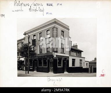 Foto von Belgrave Tavern, Finchley, London. Die Hauptseite des Aufdrucks (hier abgebildet) zeigt: Ecke auf der Ansicht des Pubs. Auf der Rückseite des Aufdrucks (auf Anfrage erhältlich) ist Folgendes angegeben: Trading Record 1934 . 1961 für die Belgrave Tavern, Finchley, London N12 9QG. Seit Juli 2018 . Früher La zeez;Autumn House;Belgrave;O'Neills;Pages Bar;Drummonds und jetzt Resham Restaurant . Besitzer Finchley High Road Securities, aber seit August 2017 ist er im Geschäft Stockfoto