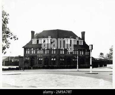 Foto: Beulah Spa PH, Upper Norwood, London. Die Hauptseite des Aufdrucks (hier abgebildet) zeigt: Ecke auf der Ansicht des Pubs. Auf der Rückseite des Aufdrucks (auf Anfrage erhältlich) finden Sie einen Lichtbildausweis für das Beulah Spa, Upper Norwood, London SE19 3DS. Seit Juli 2018 . Erntemaschine (Mitchells & Butler) Stockfoto