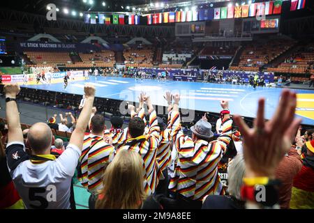 Kattowitz, Polen. 17. Januar 2023. Handball: Weltmeisterschaft, Algerien - Deutschland, Vorrunde, Gruppe E, Spieltag 3 bei Spodek Katowice. Fans aus Deutschland jubeln während des Spiels. Kredit: Jan Woitas/dpa/Alamy Live News Stockfoto