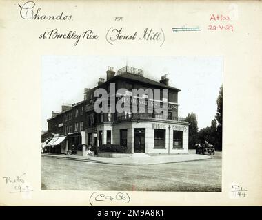 Foto von Chandos PH, Forest Hill, London. Die Hauptseite des Aufdrucks (hier abgebildet) zeigt: Ecke auf der Ansicht des Pubs. Auf der Rückseite des Aufdrucks (auf Anfrage erhältlich) ist Folgendes angegeben: Trading Record 1913 . 1950 für die Chandos, Forest Hill, London SE23 1LN. Seit Juli 2018 . Frontier Pubs (Enterprise Inns) Stockfoto