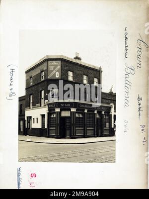 Foto von Crown PH, Battersea, London. Die Hauptseite des Aufdrucks (hier abgebildet) zeigt: Ecke auf der Ansicht des Pubs. Auf der Rückseite des Aufdrucks (auf Anfrage erhältlich) ist Folgendes angegeben: Trading Record 1934 . 1961 für die Krone, Battersea, London SW11 4LH. Seit Juli 2018 . Abgerissen. Jetzt ist es der Ort einer St.-Erlöser-Kirche Stockfoto
