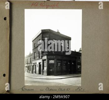 Foto von Crown PH, Battersea, London. Die Hauptseite des Aufdrucks (hier abgebildet) zeigt: Ecke auf der Ansicht des Pubs. Auf der Rückseite des Aufdrucks (auf Anfrage erhältlich) finden Sie Details: Nichts für The Crown, Battersea, London SW11 4LH. Seit Juli 2018 . Abgerissen. Jetzt ist es der Ort einer St.-Erlöser-Kirche Stockfoto