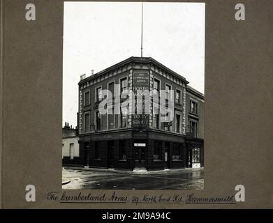 Foto von Cumberland Arms, Hammersmith, London. Die Hauptseite des Aufdrucks (hier abgebildet) zeigt: Ecke auf der Ansicht des Pubs. Auf der Rückseite des Aufdrucks (auf Anfrage erhältlich) finden Sie Details: Nichts für die Cumberland Arms, Hammersmith, London W14 8SZ. Seit Juli 2018 . Enterprise Inns Stockfoto