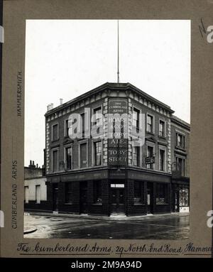 Foto von Cumberland Arms, Hammersmith, London. Die Hauptseite des Aufdrucks (hier abgebildet) zeigt: Ecke auf der Ansicht des Pubs. Auf der Rückseite des Aufdrucks (auf Anfrage erhältlich) finden Sie Details: Nichts für die Cumberland Arms, Hammersmith, London W14 8SZ. Seit Juli 2018 . Enterprise Inns Stockfoto