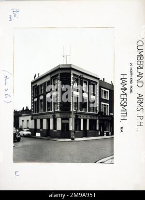 Foto von Cumberland Arms, Hammersmith, London. Die Hauptseite des Aufdrucks (hier abgebildet) zeigt: Ecke auf der Ansicht des Pubs. Auf der Rückseite des Aufdrucks (auf Anfrage erhältlich) ist Folgendes angegeben: Trading Record 1938 . 1961 für die Cumberland Arms, Hammersmith, London W14 8SZ. Seit Juli 2018 . Enterprise Inns Stockfoto