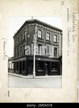 Foto von Cumberland Arms, Hammersmith, London. Die Hauptseite des Aufdrucks (hier abgebildet) zeigt: Ecke auf der Ansicht des Pubs. Auf der Rückseite des Aufdrucks (auf Anfrage erhältlich) finden Sie Angaben zu Handelsdatensatz 1934. 1958 für die Cumberland Arms, Hammersmith, London W14 8SZ. Seit Juli 2018 . Enterprise Inns Stockfoto