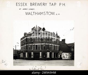 Foto: Essex Brewery Tap PH, Walthamstow, London. Die Hauptseite des Aufdrucks (hier abgebildet) zeigt: Ecke auf der Ansicht des Pubs. Auf der Rückseite des Aufdrucks (auf Anfrage erhältlich) ist Folgendes angegeben: Trading Record 1939 . 1961 für Essex Brewery Tap, Walthamstow, London E17 8ff. Seit Juli 2018 . Dies war die Zapfstelle der Colliers-Brauerei, die 1920 von Tolly Cobbold übernommen und 2006 schließlich geschlossen wurde. Jetzt ein Fitnesscenter auf der Groung-Etage und die Wohnungen darüber Stockfoto