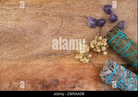 Weihrauch mit weißem Salbei vor weißem Hintergrund Stockfoto