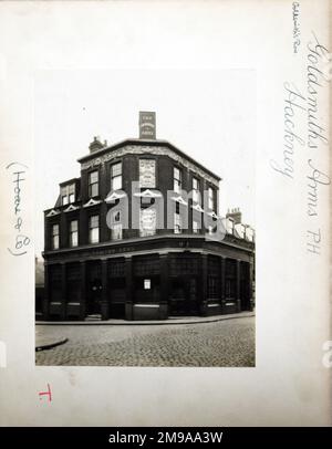 Foto von Goldschmiede-Waffen, Hackney, London. Die Hauptseite des Aufdrucks (hier abgebildet) zeigt: Ecke auf der Ansicht des Pubs. Auf der Rückseite des Aufdrucks (auf Anfrage erhältlich) ist Folgendes angegeben: Trading Record 1934 . 1961 für die Goldschmiede, Hackney, London E2 8QA. Seit Juli 2018 . Abgerissen Stockfoto