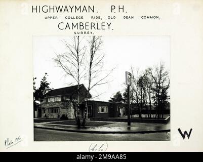 Foto von Highwayman PH, Camberley, Surrey. Die Hauptseite des Aufdrucks (hier abgebildet) zeigt: Ecke auf der Ansicht des Pubs. Auf der Rückseite des Aufdrucks (auf Anfrage erhältlich) finden Sie Details: Trading Record 961 for the Highwayman, Camberley, Surrey GU15 4HB. Seit Juli 2018 . Abgerissen Stockfoto