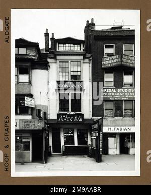 Foto: Hoop & Grapes PH, Aldgate, London. Die Hauptseite des Aufdrucks (hier abgebildet) zeigt: Gesicht auf den Pub. Details auf der Rückseite des Aufdrucks (auf Anfrage erhältlich): Nichts für The Hoop & Grapes, Aldgate, London EC3N 1AL. Seit Juli 2018 . Nicholson's (Mitchells & Butler) Stockfoto