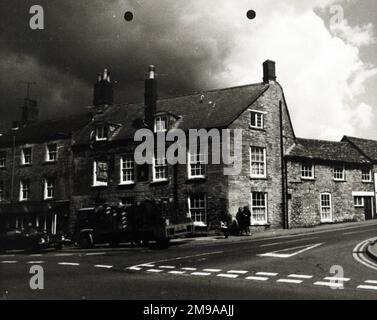 Foto: Kings Arms Hotel, Chipping Norton, Oxfordshire. Die Hauptseite des Aufdrucks (hier abgebildet) zeigt: Ecke auf der Ansicht des Pubs. Auf der Rückseite des Aufdrucks (auf Anfrage erhältlich) finden Sie Details: Nichts für das Kings Arms Hotel, Chipping Norton, Oxfordshire OX7 5AA. Seit Juli 2018 . Arkells Stockfoto