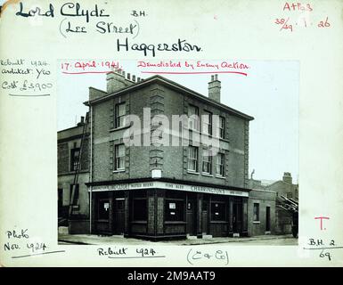 Foto von Lord Clyde PH, Haggerston, London. Die Hauptseite des Aufdrucks (hier abgebildet) zeigt: Ecke auf der Ansicht des Pubs. Auf der Rückseite des Aufdrucks (auf Anfrage erhältlich) ist Folgendes angegeben: Trading Record 1920 . 1941 für Lord Clyde, Haggerston, London E8 4DY. Seit Juli 2018 . Zerstört durch feindliche Aktion am 7. April 1941 Stockfoto