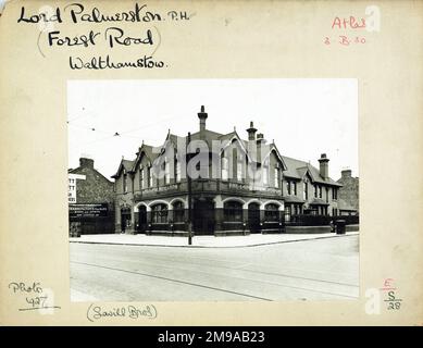 Foto von Lord Palmerston PH, Walthamstow, London. Die Hauptseite des Aufdrucks (hier abgebildet) zeigt: Ecke auf der Ansicht des Pubs. Auf der Rückseite des Aufdrucks (auf Anfrage erhältlich) ist Folgendes angegeben: Trading Record 1924 . 1959 für Lord Palmerston, Walthamstow, London E17 5JN. Seit Juli 2018 . Stonegate Pub Co Stockfoto