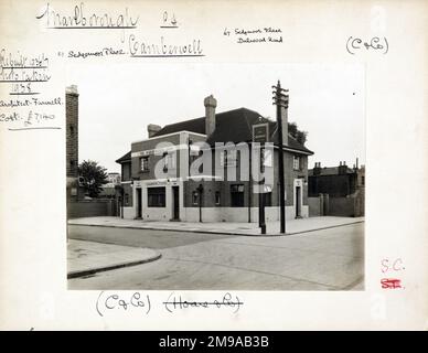 Foto von Marlborough Arms, Camberwell (Neu), London. Die Hauptseite des Aufdrucks (hier abgebildet) zeigt: Ecke auf der Ansicht des Pubs. Auf der Rückseite des Aufdrucks (auf Anfrage erhältlich) ist Folgendes angegeben: Trading Record 1929 . 1961 für die Marlborough Arms, Camberwell (Neu), London SE5 7SE. Seit Juli 2018 . Abgerissen für Wohnungen Stockfoto