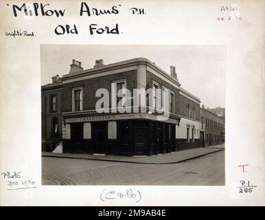 Foto von Milton Arms, Old Ford, London. Die Hauptseite des Aufdrucks (hier abgebildet) zeigt: Ecke auf der Ansicht des Pubs. Auf der Rückseite des Aufdrucks (auf Anfrage erhältlich) ist Folgendes angegeben: Trading Record 1924 . 1961 für die Milton Arms, Old Ford, London E3 5ld. Seit Juli 2018 . Geschlossen bis Juli 2007. Abgerissen bis November 2008. Stockfoto