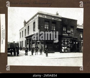 Foto von Manor Tavern, Bermondsey, London. Die Hauptseite des Aufdrucks (hier abgebildet) zeigt: Ecke auf der Ansicht des Pubs. Auf der Rückseite des Aufdrucks (auf Anfrage erhältlich) steht: Nichts für The Manor Tavern, Bermondsey, London SE16 3PB. Seit Juli 2018 . Abgerissen. Jetzt ein Nisa-Einheimischer in einem neuen Gebäude namens Francis Bacon Court Stockfoto