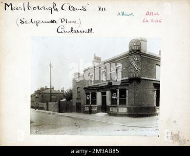 Foto von Marlborough Arms, Camberwell (Alt), London. Die Hauptseite des Aufdrucks (hier abgebildet) zeigt: Ecke auf der Ansicht des Pubs. Auf der Rückseite des Aufdrucks (auf Anfrage erhältlich) ist Folgendes angegeben: Trading Record 1919 . 1931 für die Marlborough Arms, Camberwell (Alt), London SE5 7SE. Seit Juli 2018 . Abgerissen für neue Kneipe Stockfoto