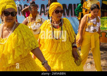 Goiânia, Goias, Brasilien – 11. September 2022: Einige Frauen als baianas verkleidet. Congadas, ein folkloristisches und religiöses Fest afrikanischer Herkunft. Stockfoto
