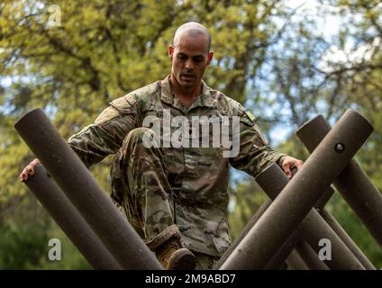 Collin Baney, dem 412. TEC zugeteilt, tritt beim Army Reserve Best Squad Competition in Fort McCoy, Wisconsin, am 15. Mai 2022 auf dem Konfidenzkurs vor. Etwa 40 Soldaten aus dem ganzen Land reisten nach Fort McCoy, Wisconsin, um in den 2022 USA anzutreten Best Squad Competition vom 14. Bis 21. Mai 2022 BWBSC ist ein jährlicher Wettbewerb, bei dem die besten Soldaten und Mannschaften aus den USA zusammenkommen Armeereserve, um unter ihren Kollegen den Titel „Bester Krieger“ und „Bestes Team“ zu erhalten. Mitbewerber werden anhand ihrer individuellen und bewertet Stockfoto