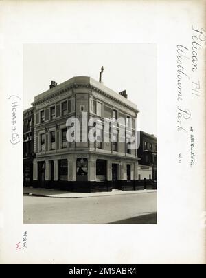 Foto von Pelican PH, Westbourne Park, London. Die Hauptseite des Aufdrucks (hier abgebildet) zeigt: Ecke auf der Ansicht des Pubs. Auf der Rückseite des Aufdrucks (auf Anfrage erhältlich) ist Folgendes angegeben: Trading Record 1934 . 1961 für den Pelican, Westbourne Park, London W11 1HE. Seit Juli 2018 . Umbenannt in „Red Lemon“, jetzt „Italian Job“. Teilweise unterstützt von den in Parma ansässigen Brauereien Birrificio del Ducato, zusammen mit zwei weiteren italienischen Partnern, die Erfahrung im Gastronomiehandel haben. Stockfoto