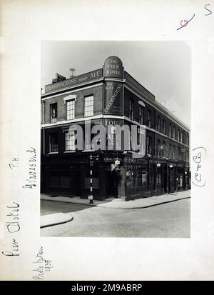 Foto von Pier Hotel, Gravesend, Kent. Die Hauptseite des Aufdrucks (hier abgebildet) zeigt: Ecke auf der Ansicht des Pubs. Auf der Rückseite des Aufdrucks (auf Anfrage erhältlich) ist Folgendes angegeben: Trading Record 1929 . 1961 für das Pier Hotel, Gravesend, Kent DA11 0BJ. Seit Juli 2018 . Umbenannt in The Mug & Meeple Gamer Cafe . Kein Pub mehr, sondern die Heimat von Gordian Knot Games Ltd Stockfoto