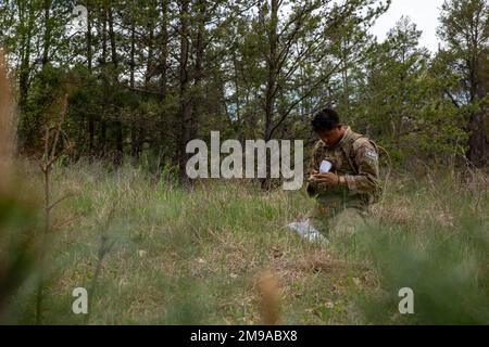 USA Army, Staff Sgt. Jose Maldonado, zum 2/382. Logistics Support Bataillon ernannt, überarbeitet seine Karte, während er am 15. Mai 2022 in Fort McCoy, Wisconsin, am Wettbewerb der besten Truppe teilnimmt. Etwa 40 Soldaten aus dem ganzen Land reisten nach Fort McCoy, Wisconson, um in den 2022 USA zu konkurrieren Best Warrior Best Squad Competition vom 14. Bis 21. Mai 2022. Der BWBSC 2022 ist ein jährlicher Wettbewerb, bei dem die besten Soldaten aus den USA zusammenkommen Armeereserve, um unter ihren Kollegen den Titel „NCO of the Year“, „Soldier of the Year“ und „Best Squad“ zu erhalten. Mitbewerber werden bewertet Stockfoto