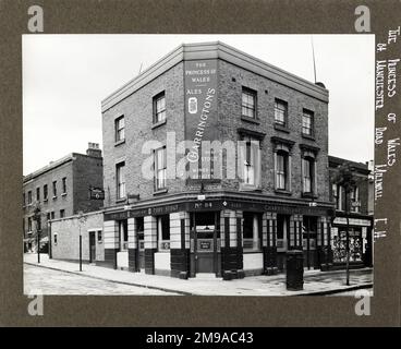 Foto von Princess of Wales PH, Millwall, London. Die Hauptseite des Aufdrucks (hier abgebildet) zeigt: Ecke auf der Ansicht des Pubs. Auf der Rückseite des Aufdrucks (auf Anfrage erhältlich) finden Sie Details: Nichts für die Prinzessin von Wales, Millwall, London E14 3DW. Seit Juli 2018 . Es wurde Ende der 1960er geschlossen und zusammen mit einer Strecke der Manchester Road abgerissen, um Platz für George Greens Schule zu machen. Stockfoto