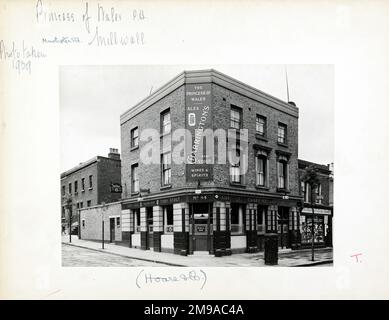 Foto von Princess of Wales PH, Millwall, London. Die Hauptseite des Aufdrucks (hier abgebildet) zeigt: Ecke auf der Ansicht des Pubs. Auf der Rückseite des Aufdrucks (auf Anfrage erhältlich) ist Folgendes angegeben: Trading Record 1934 . 1961 für die Prinzessin von Wales, Millwall, London E14 3DW. Seit Juli 2018 . Es wurde Ende der 1960er geschlossen und zusammen mit einer Strecke der Manchester Road abgerissen, um Platz für George Greens Schule zu machen. Stockfoto