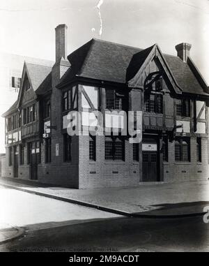 Foto von Railway Tavern, Crouch End, London. Die Hauptseite des Aufdrucks (hier abgebildet) zeigt: Linke Seite in der Ansicht des Pubs. Auf der Rückseite des Aufdrucks (auf Anfrage erhältlich) finden Sie einen Lichtbildausweis für die Railway Tavern, Crouch End, London N8 8DH. Seit Juli 2018 . Mitchells & Butler Stockfoto