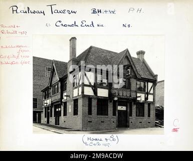 Foto von Railway Tavern, Crouch End, London. Die Hauptseite des Aufdrucks (hier abgebildet) zeigt: Linke Seite in der Ansicht des Pubs. Auf der Rückseite des Aufdrucks (auf Anfrage erhältlich) ist Folgendes angegeben: Trading Record 1934 . 1961 für die Railway Tavern, Crouch End, London N8 8DH. Seit Juli 2018 . Mitchells & Butler Stockfoto