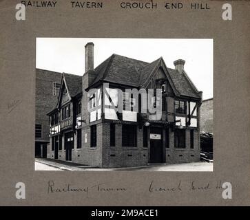 Foto von Railway Tavern, Crouch End, London. Die Hauptseite des Aufdrucks (hier abgebildet) zeigt: Linke Seite in der Ansicht des Pubs. Auf der Rückseite des Aufdrucks (auf Anfrage erhältlich) steht: Nichts für die Railway Tavern, Crouch End, London N8 8DH. Seit Juli 2018 . Mitchells & Butler Stockfoto