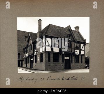 Foto von Railway Tavern, Crouch End, London. Die Hauptseite des Aufdrucks (hier abgebildet) zeigt: Linke Seite in der Ansicht des Pubs. Auf der Rückseite des Aufdrucks (auf Anfrage erhältlich) steht: Nichts für die Railway Tavern, Crouch End, London N8 8DH. Seit Juli 2018 . Mitchells & Butler Stockfoto