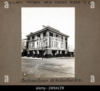 Foto von Railway Tavern, New Cross, London. Die Hauptseite des Aufdrucks (hier abgebildet) zeigt: Ecke auf der Ansicht des Pubs. Auf der Rückseite des Aufdrucks (auf Anfrage erhältlich) steht: Nichts für die Railway Tavern, New Cross, London SE14 5UQ. Seit Juli 2018 . Am 1944. Dezember bombardiert und völlig zerstört Stockfoto