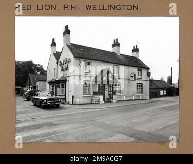 Foto von Red Lion PH, Wellington, Shropshire. Die Hauptseite des Aufdrucks (hier abgebildet) zeigt: Linke Seite in der Ansicht des Pubs. Auf der Rückseite des Aufdrucks (auf Anfrage erhältlich) ist Folgendes angegeben: Trading Record 1962 . 1963 für den Red Lion, Wellington, Shropshire TF1 2EW. Seit Juli 2018 . Enterprise Inns Stockfoto