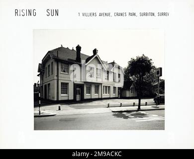 Foto: Rising Sun PH, Surbiton, Surrey. Die Hauptseite des Aufdrucks (hier abgebildet) zeigt: Linke Seite in der Ansicht des Pubs. Auf der Rückseite des Aufdrucks (auf Anfrage erhältlich) finden Sie Details: Nichts für The Rising Sun, Surbiton, Surrey KT5 8BD. Seit Juli 2018 . 2006 abgerissen, 2004 geschlossen und durch Wohngebäude ersetzt. Stockfoto