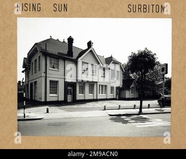 Foto: Rising Sun PH, Surbiton, Surrey. Die Hauptseite des Aufdrucks (hier abgebildet) zeigt: Linke Seite in der Ansicht des Pubs. Auf der Rückseite des Aufdrucks (auf Anfrage erhältlich) finden Sie Details: Nichts für The Rising Sun, Surbiton, Surrey KT5 8BD. Seit Juli 2018 . 2006 abgerissen, 2004 geschlossen und durch Wohngebäude ersetzt. Stockfoto