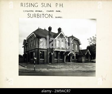 Foto: Rising Sun PH, Surbiton, Surrey. Die Hauptseite des Aufdrucks (hier abgebildet) zeigt: Linke Seite in der Ansicht des Pubs. Auf der Rückseite des Aufdrucks (auf Anfrage erhältlich) ist Folgendes angegeben: Trading Record 1939 . 1961 für The Rising Sun, Surbiton, Surrey KT5 8BD. Seit Juli 2018 . 2006 abgerissen, 2004 geschlossen und durch Wohngebäude ersetzt. Stockfoto