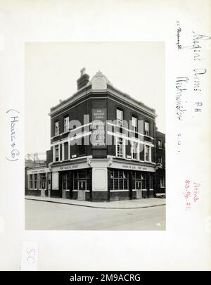 Foto von Regent Arms, Westminster, London. Die Hauptseite des Aufdrucks (hier abgebildet) zeigt: Ecke auf der Ansicht des Pubs. Auf der Rückseite des Aufdrucks (auf Anfrage erhältlich) ist Folgendes angegeben: Trading Record 1934 . 1961 für die Regent Arms, Westminster, London SW1P 4AF. Seit Juli 2018 . Abgerissen. Und jetzt ein Wohnblock Stockfoto