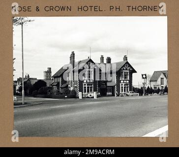 Foto von Rose & Crown PH, Thorney, Cambridgeshire. Die Hauptseite des Aufdrucks (hier abgebildet) zeigt: Linke Seite in der Ansicht des Pubs. Die Rückseite des Aufdrucks (auf Anfrage erhältlich) Details: Gesicht auf für The Rose & Crown, Thorney, Cambridgeshire PE6 0SB. Seit Juli 2018 . Als geschlossen gemeldet . Privatbesitz Stockfoto