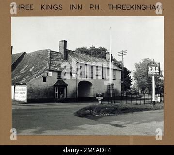 Foto von Three Kings Inn, Threekingham, Lincolnshire. Die Hauptseite des Aufdrucks (hier abgebildet) zeigt: Linke Seite in der Ansicht des Pubs. Die Rückseite des Aufdrucks (auf Anfrage erhältlich) Details: Nichts für das Three Kings Inn, Threekingham, Lincolnshire NG34 0AU. Seit Juli 2018 . Privatbesitz Stockfoto