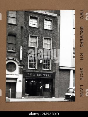 Foto von Two Brewers PH, Holborn, London. Die Hauptseite des Aufdrucks (hier abgebildet) zeigt: Gesicht auf den Pub. Auf der Rückseite des Aufdrucks (auf Anfrage erhältlich) finden Sie Details: Nichts für die zwei Brewers, Holborn, London EC4A 3BQ. Seit Juli 2018 . Sie hieß Dizzy's und dann City Retreat. Jetzt wurde das ganze Gebäude abgerissen Stockfoto