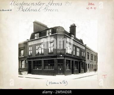 Foto von Westminster Arms, Bethnal Green, London. Die Hauptseite des Aufdrucks (hier abgebildet) zeigt: Ecke auf der Ansicht des Pubs. Auf der Rückseite des Aufdrucks (auf Anfrage erhältlich) ist Folgendes angegeben: Trading Record 1934 . 1961 für die Westminster Arms, Bethnal Green, London E2 6NR. Seit Juli 2018 . Jetzt in privaten Haushalten Stockfoto